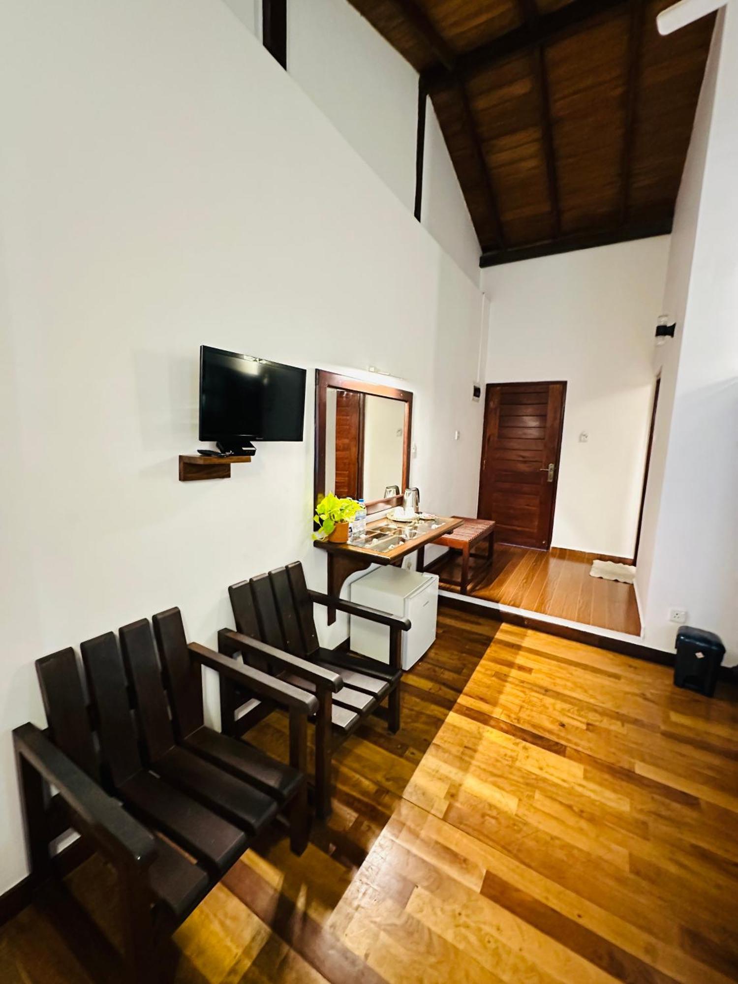 Cozy Sea View Inn Хиккадува Экстерьер фото